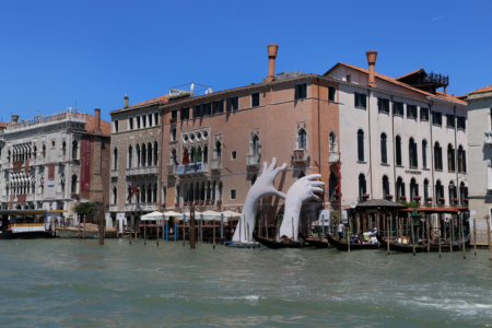 LORENZO QUINN LE MANI CHE SORREGGONO VENEZIA